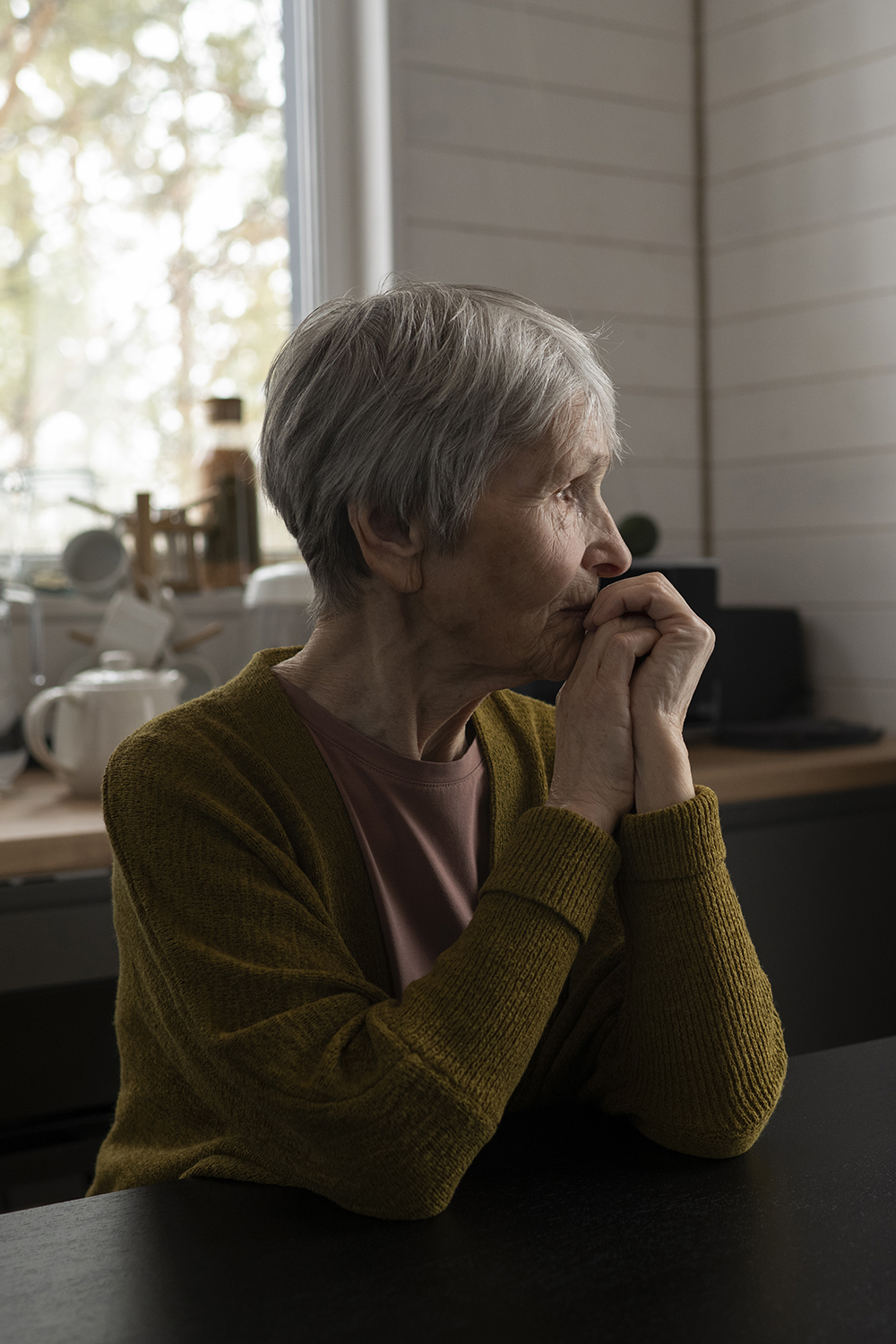 femme âgée préoccupée en phase de dépression et solitude