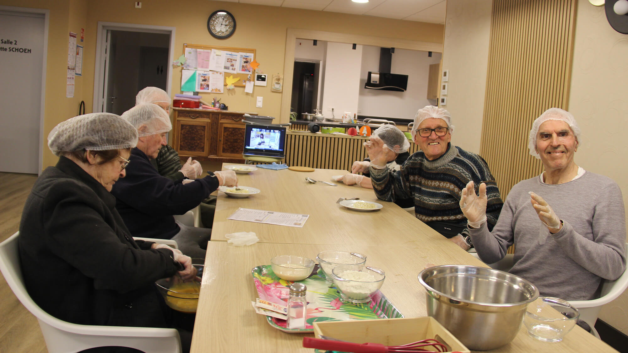 Seniors à l'atelier cuisine Ca bouge en cuisine avec Amaelles